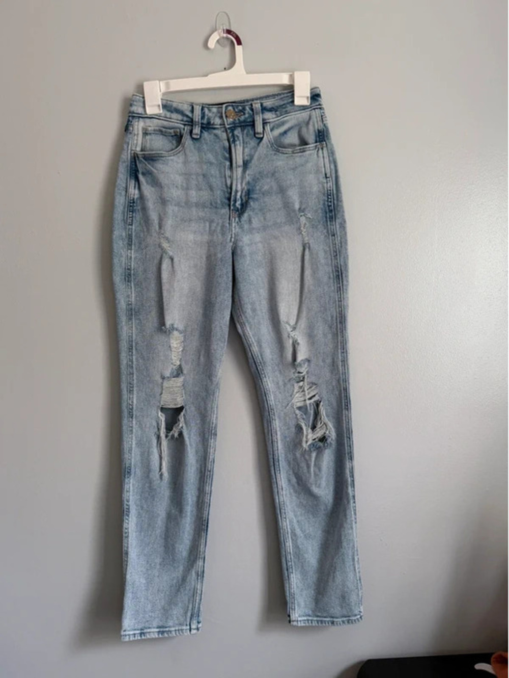 Hollister Ultra High Rise Mom Jeans 26R Light Wash Distressed